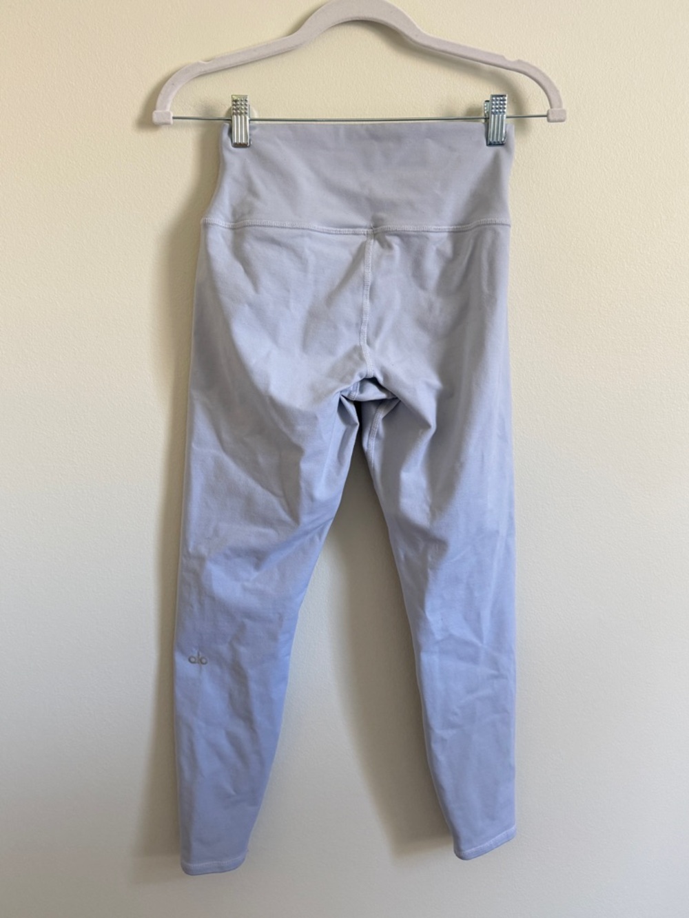 ALO Airbrush Blue Leggings Size Medium Cropped 23” - Picture 7 of 8